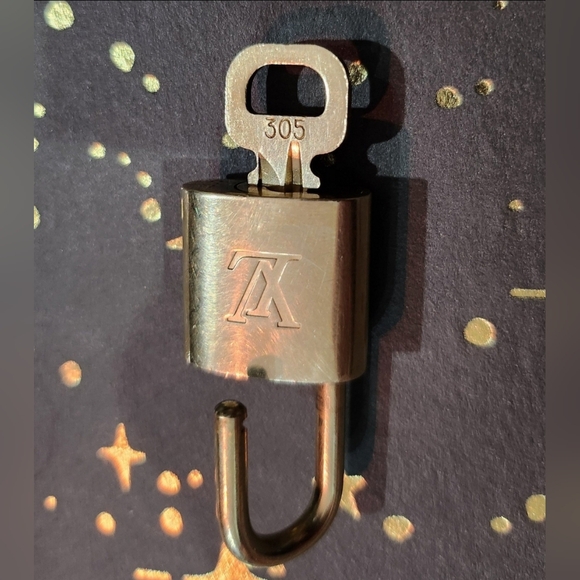 0021. Louis Vuitton padlock #305 & key set with chain - Picture 2 of 5